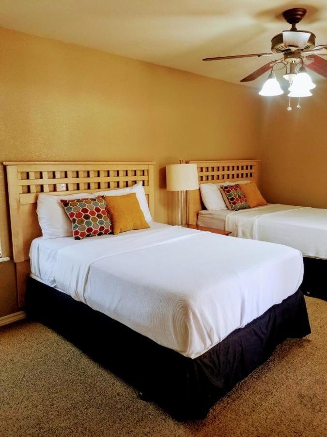 Close To Strip, Very Private, Gated, Huge Floorplan, Wifi, Washer&dryer Casa de férias