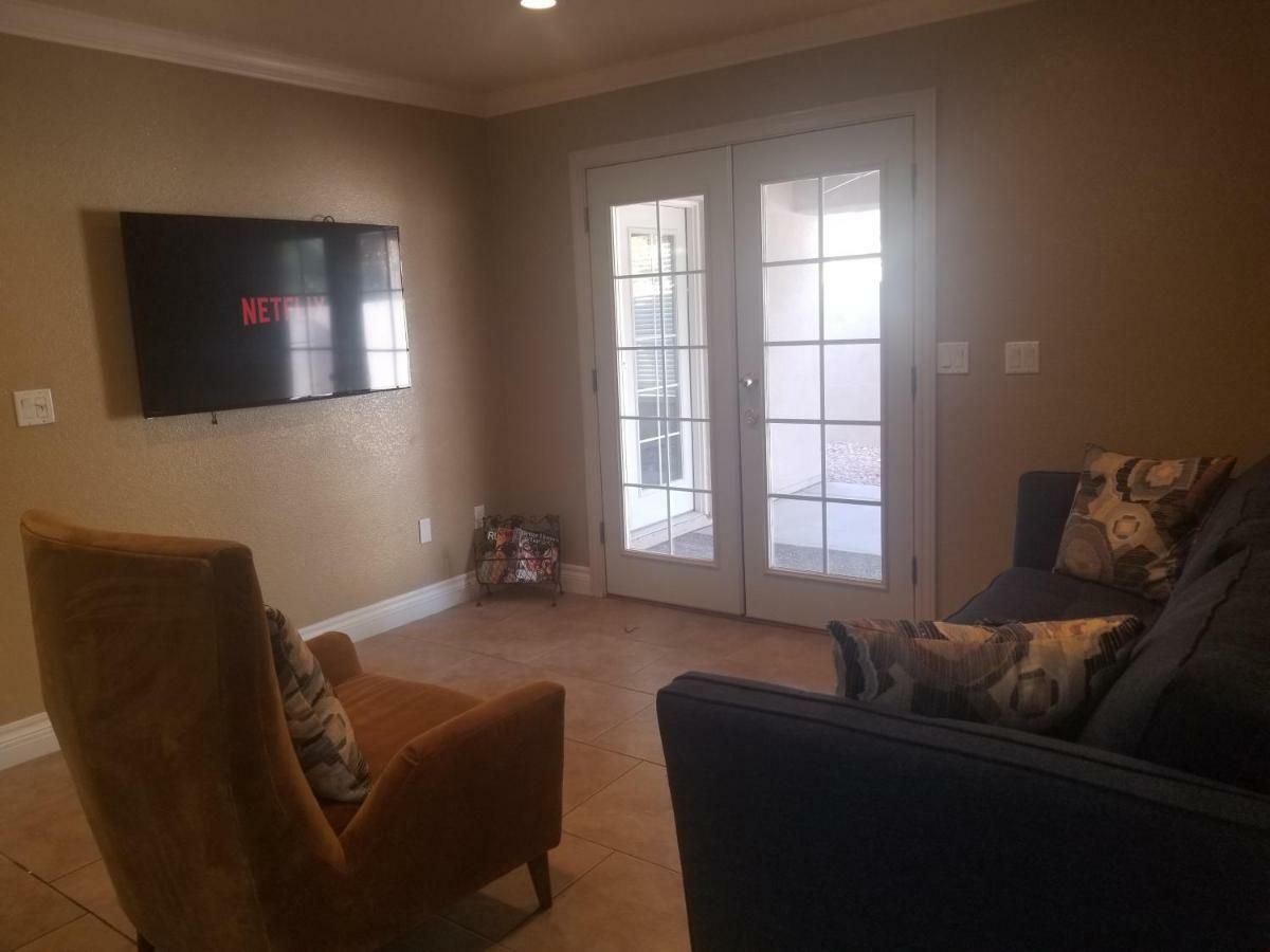 Close To Strip, Very Private, Gated, Huge Floorplan, Wifi, Washer&dryer Casa de férias Las Vegas
