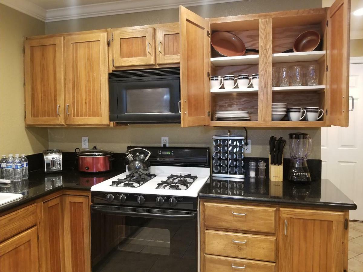 Close To Strip, Very Private, Gated, Huge Floorplan, Wifi, Washer&dryer Casa de férias Las Vegas