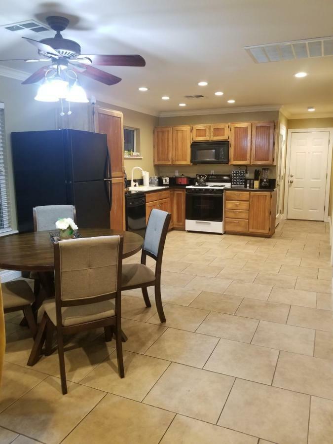 Holiday home Close To Strip, Very Private, Gated, Huge Floorplan, Wifi, Washer&dryer *