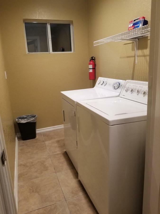 Holiday home Close To Strip, Very Private, Gated, Huge Floorplan, Wifi, Washer&dryer Las Vegas