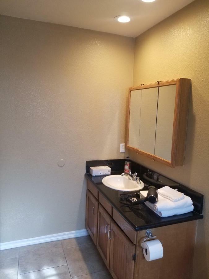 Casa de férias Close To Strip, Very Private, Gated, Huge Floorplan, Wifi, Washer&dryer Las Vegas