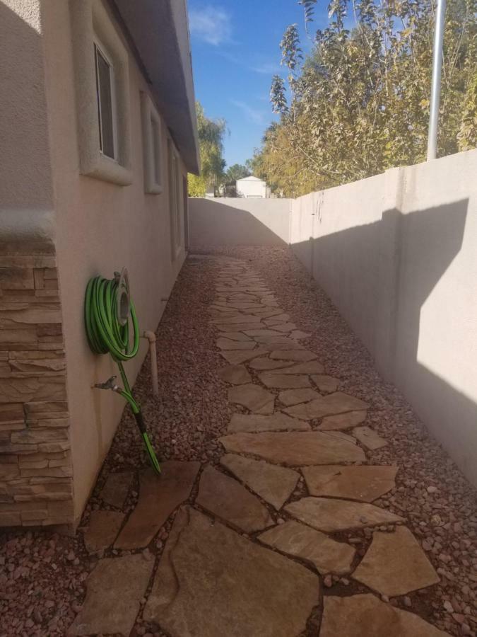 Close To Strip, Very Private, Gated, Huge Floorplan, Wifi, Washer&dryer Casa de férias Las Vegas